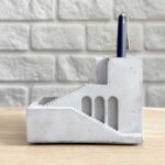 جزئیات طراحی معماری و پله‌ای نظم‌دهنده بتنی میز کار مدل شید با بافت صیقلی